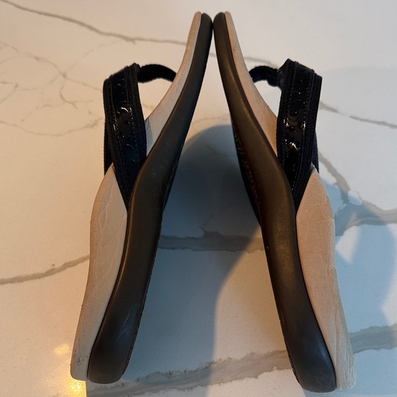 Vionic Black Patent Thong Sandals with Tan Footbed - Picture 4 of 6